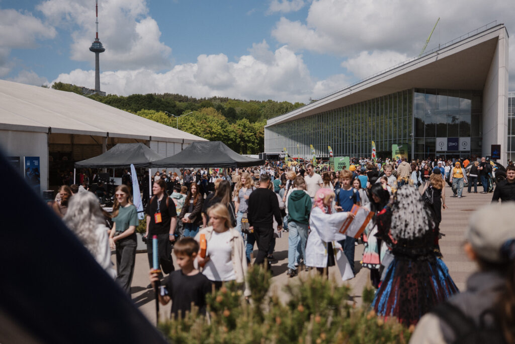 „Comic Con Baltics 2026 sponsored by Samsung“ prasidėjo: holivudo žvaigždės, žaidimų turnyrai ir įspūdingi K-pop bei cosplay pasirodymai
