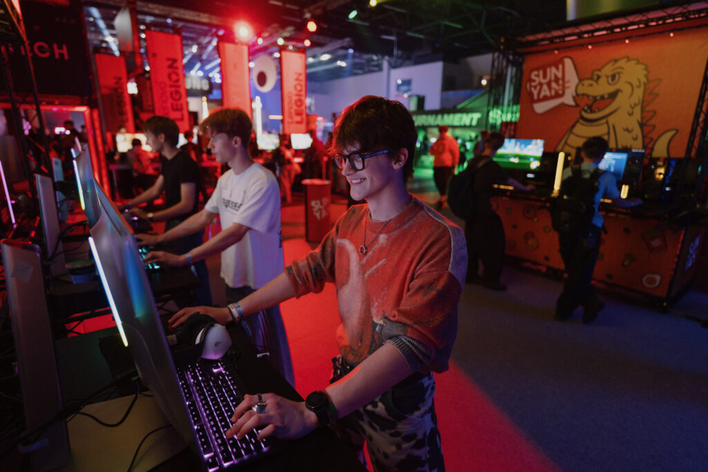 „Comic Con Baltics 2026 sponsored by Samsung“ prasidėjo: holivudo žvaigždės, žaidimų turnyrai ir įspūdingi K-pop bei cosplay pasirodymai